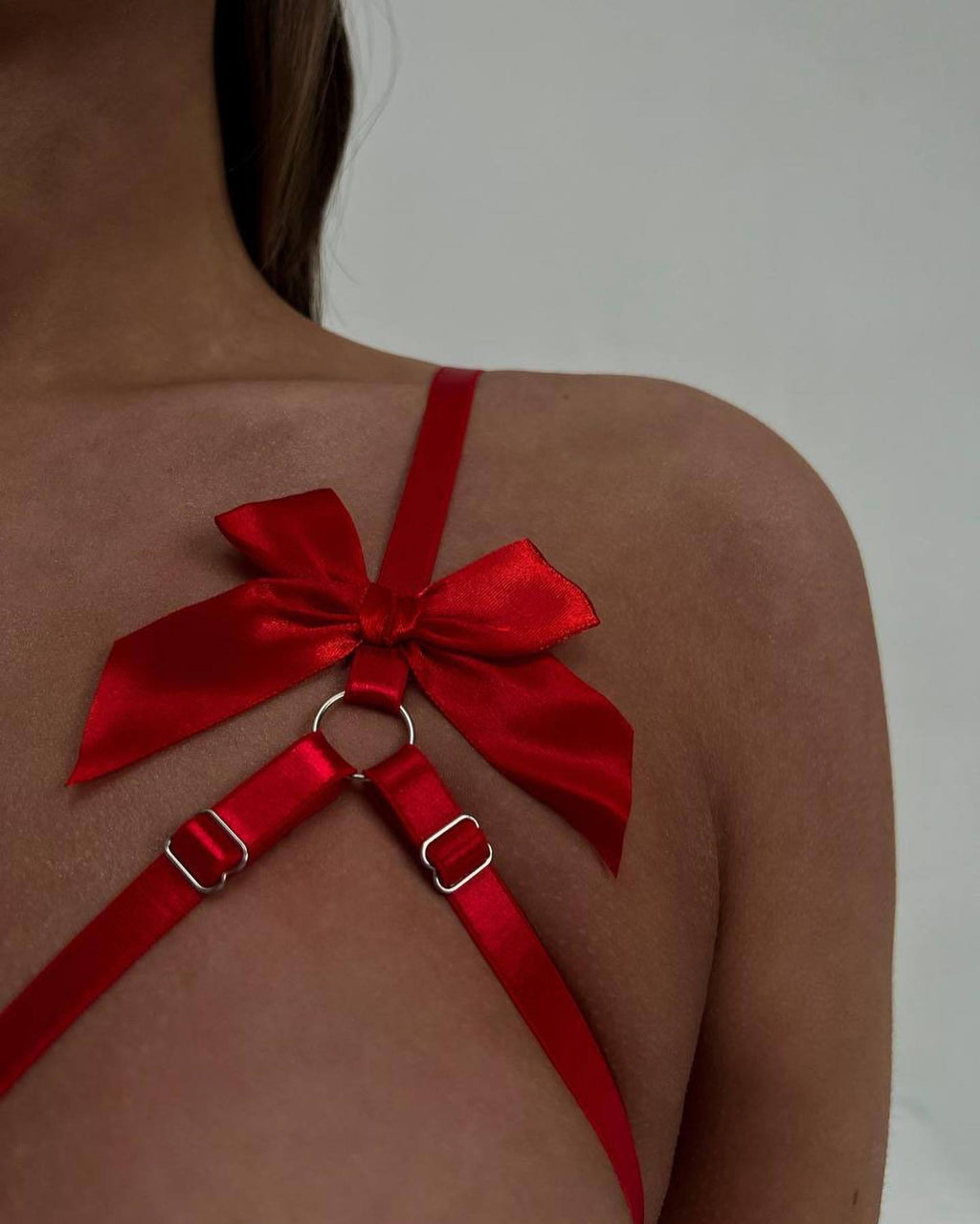 Ensemble de lingerie sexy deux pièces string et tanga, entrejambe ouverte, décolleté plongeant et nœud papillon.